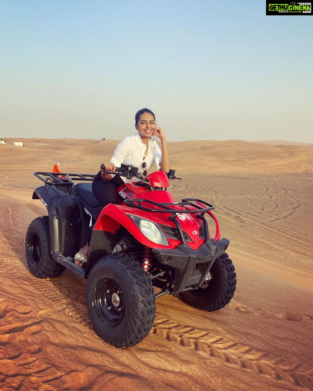 Shivani Rajashekar Instagram - Edari lo Godari π im trying to say that Iβm like a stream in a desert ..π€ Dubai Dump π to be continued..;) #desert #desertsafari #desertsafaridubai #dunebashing #sunset #FeminaMissIndia2022 #JourneyToTheCrown #AndhraPradesh #Telangana #Tamilnadu #SouthZone #MissIndiaZones #missindia2022shivani #shivanirajashekar #missindia2022 #missindiashivanirajashekar #missandhrapradesh2022 #missap2022 #shivani4missindia #vlccfeminamissindia2022