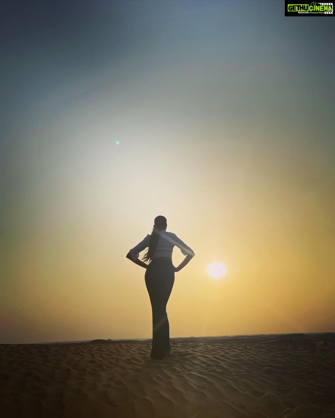 Shivani Rajashekar Instagram - Edari lo Godari π im trying to say that Iβm like a stream in a desert ..π€ Dubai Dump π to be continued..;) #desert #desertsafari #desertsafaridubai #dunebashing #sunset #FeminaMissIndia2022 #JourneyToTheCrown #AndhraPradesh #Telangana #Tamilnadu #SouthZone #MissIndiaZones #missindia2022shivani #shivanirajashekar #missindia2022 #missindiashivanirajashekar #missandhrapradesh2022 #missap2022 #shivani4missindia #vlccfeminamissindia2022