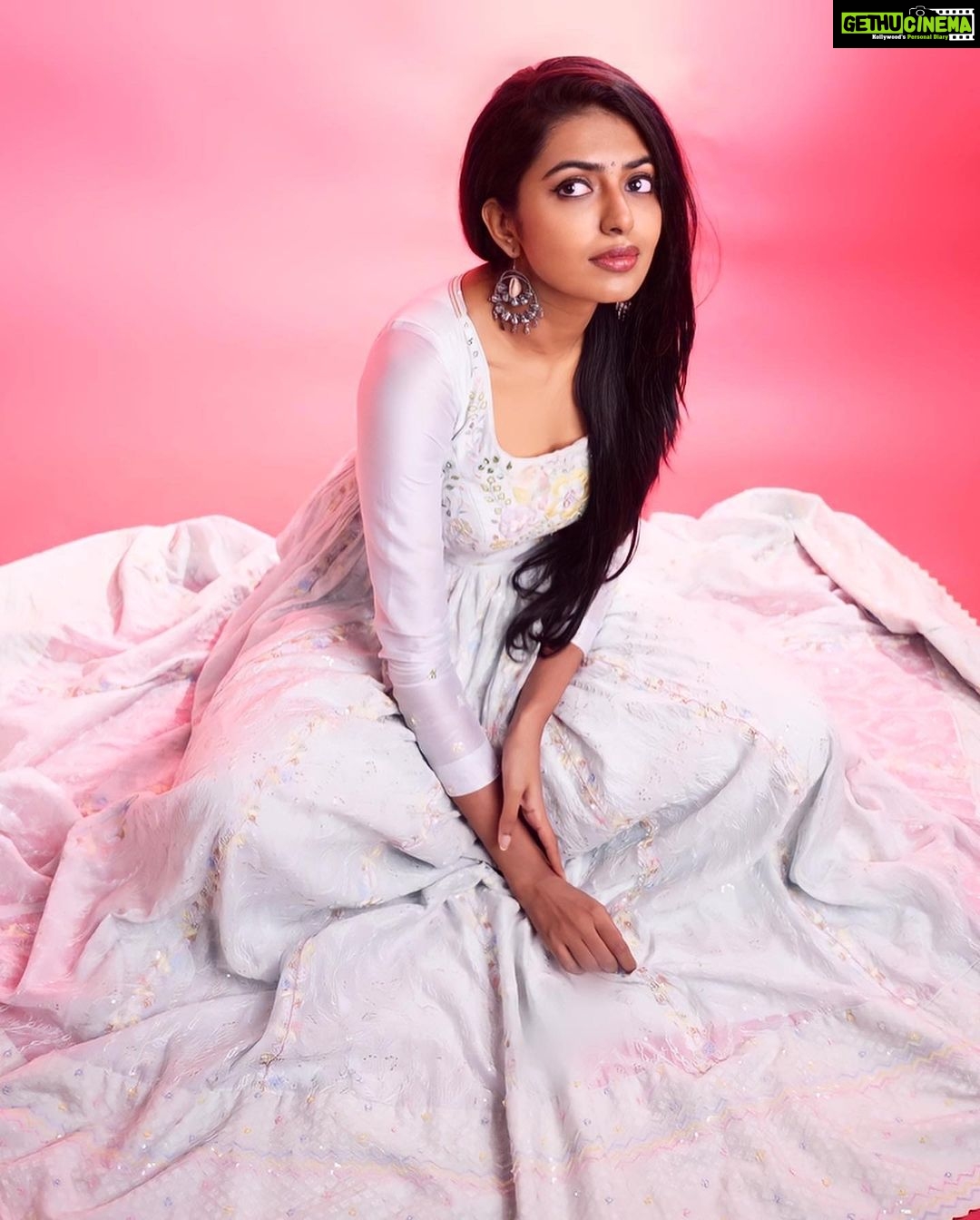 Shivani Rajashekar Instagram - Wearing this pure elegance by @tanva_by_deepika 💞 Styled by @shefalideora_ 💋 Styling assistance @mythri_g ❤️ Pc @dvs.photography @saikrishna.gunti
