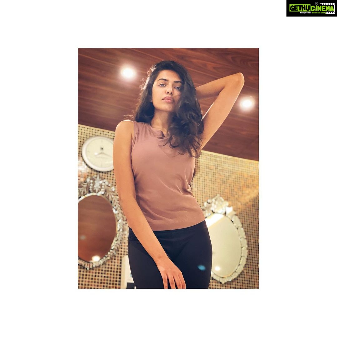 Shivani Rajashekar Instagram - Cus @yourseesha is mast Photograper 💋