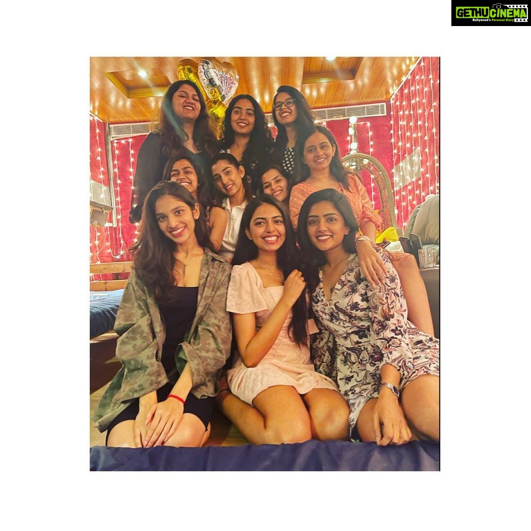 Shivani Rajashekar Instagram - My bujjukus 💞 #TBT #bday #allaboutmybirthday @sharaninarayanaofficial thank u so much for the yummy cake papa💕 Ps: I’m not there in the last pic cuz they were too busy clicking pics of their own 😏 I still love them though 😏💗😏