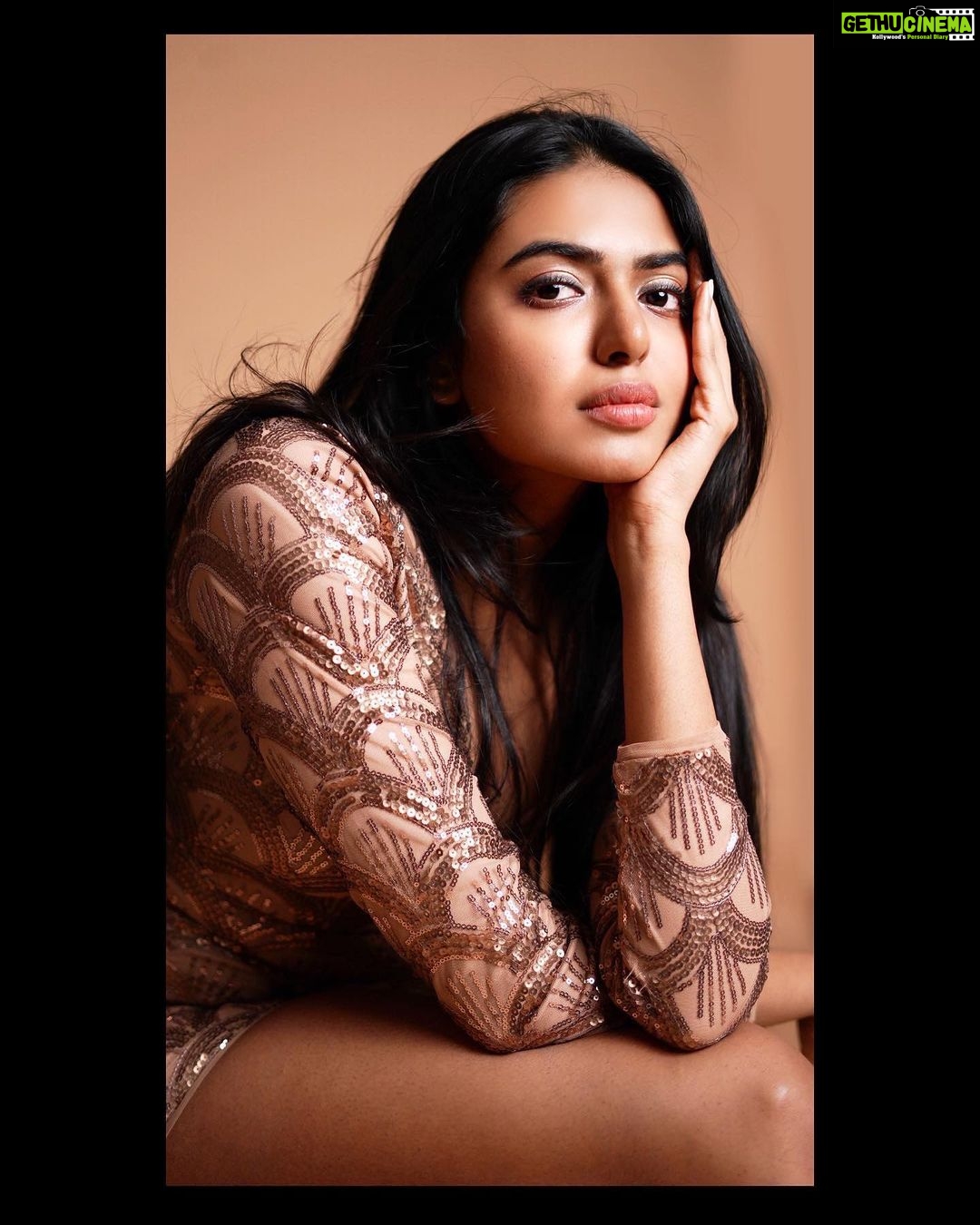 Shivani Rajashekar Instagram - Just 2 more hours to go.. #HappyNewYear darlingsss✨💖✨ Pc @dvs.photography Styling @lanka #happynewyear2022 #newyear2022 @missindiaorg @vlccin @sephora_india @mojindia @rajnigandhasilverpearls #FeminaMissIndia2022 #JourneyToTheCrown #AndhraPradesh #Telangana #Tamilnadu #SouthZone #MissIndiaZones #DreamBelieveRealize #missindia2022shivani #missindia2022 #missindiashivanirajashekar #missandhrapradesh2022 #missap2022 #shivani4missindia #vlccfeminamissindia2022