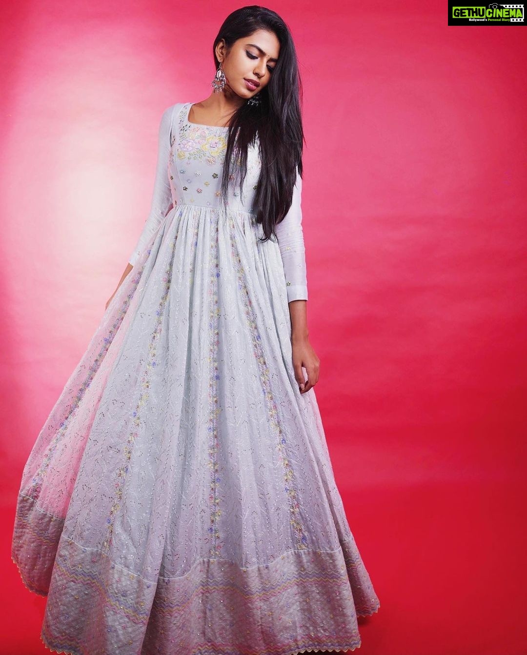 Shivani Rajashekar Instagram - Wearing this pure elegance by @tanva_by_deepika 💞 Styled by @shefalideora_ 💋 Styling assistance @mythri_g ❤️ Pc @dvs.photography @saikrishna.gunti