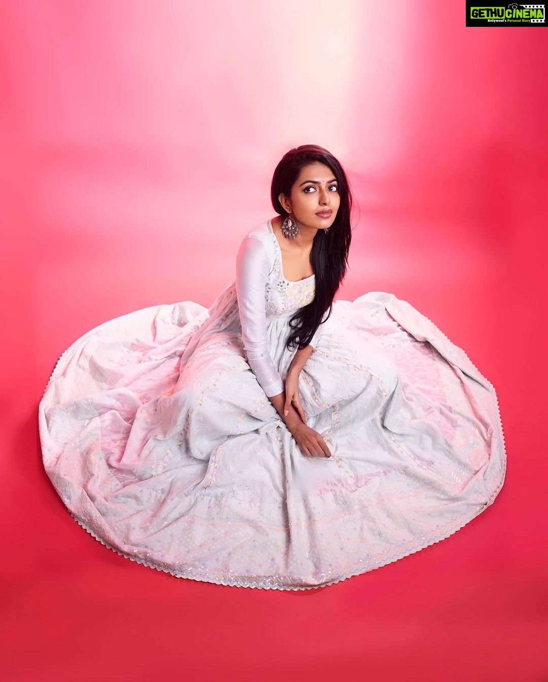 Shivani Rajashekar Instagram - Wearing this pure elegance by @tanva_by_deepika 💞 Styled by @shefalideora_ 💋 Styling assistance @mythri_g ❤️ Pc @dvs.photography @saikrishna.gunti