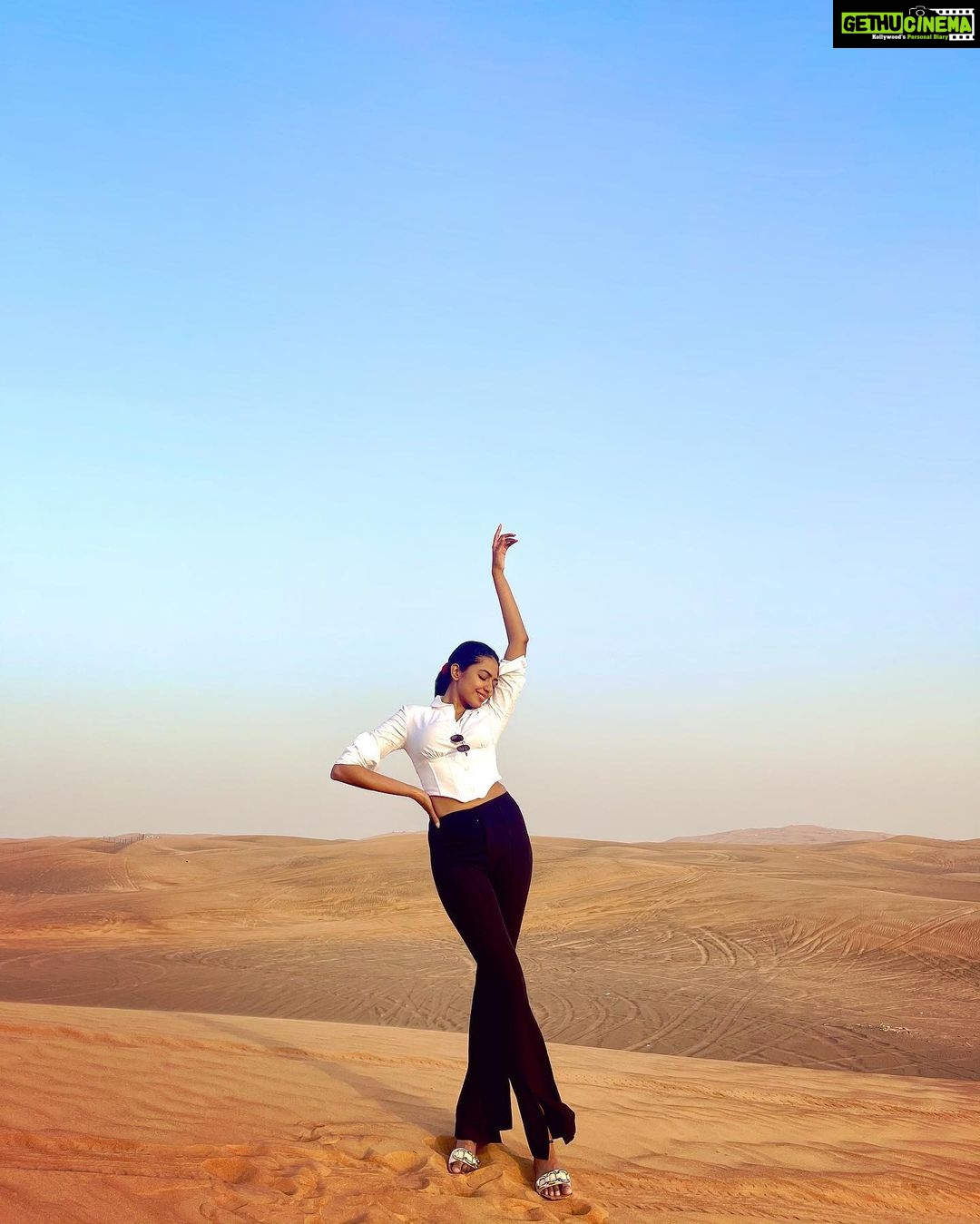 Shivani Rajashekar Instagram - Edari lo Godari π im trying to say that Iβm like a stream in a desert ..π€ Dubai Dump π to be continued..;) #desert #desertsafari #desertsafaridubai #dunebashing #sunset #FeminaMissIndia2022 #JourneyToTheCrown #AndhraPradesh #Telangana #Tamilnadu #SouthZone #MissIndiaZones #missindia2022shivani #shivanirajashekar #missindia2022 #missindiashivanirajashekar #missandhrapradesh2022 #missap2022 #shivani4missindia #vlccfeminamissindia2022