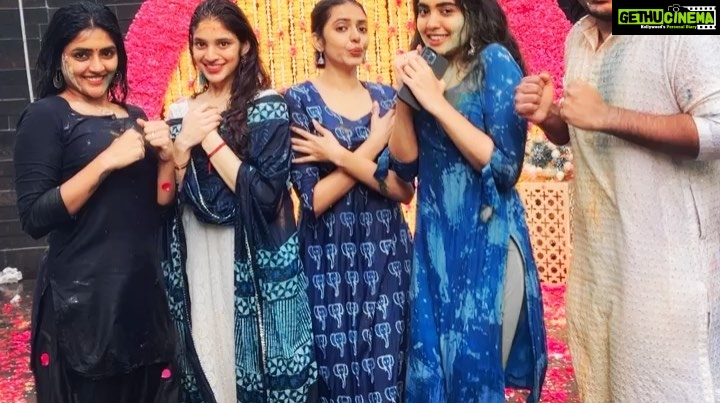 Shivani Rajashekar Instagram - #Day7 #pellikuthurucermony 😍 #anuanuvumanasa 💞 Boomerang 1 - early morning yoga & zumba Boomerang 2 & 3 - The Shiver Shake