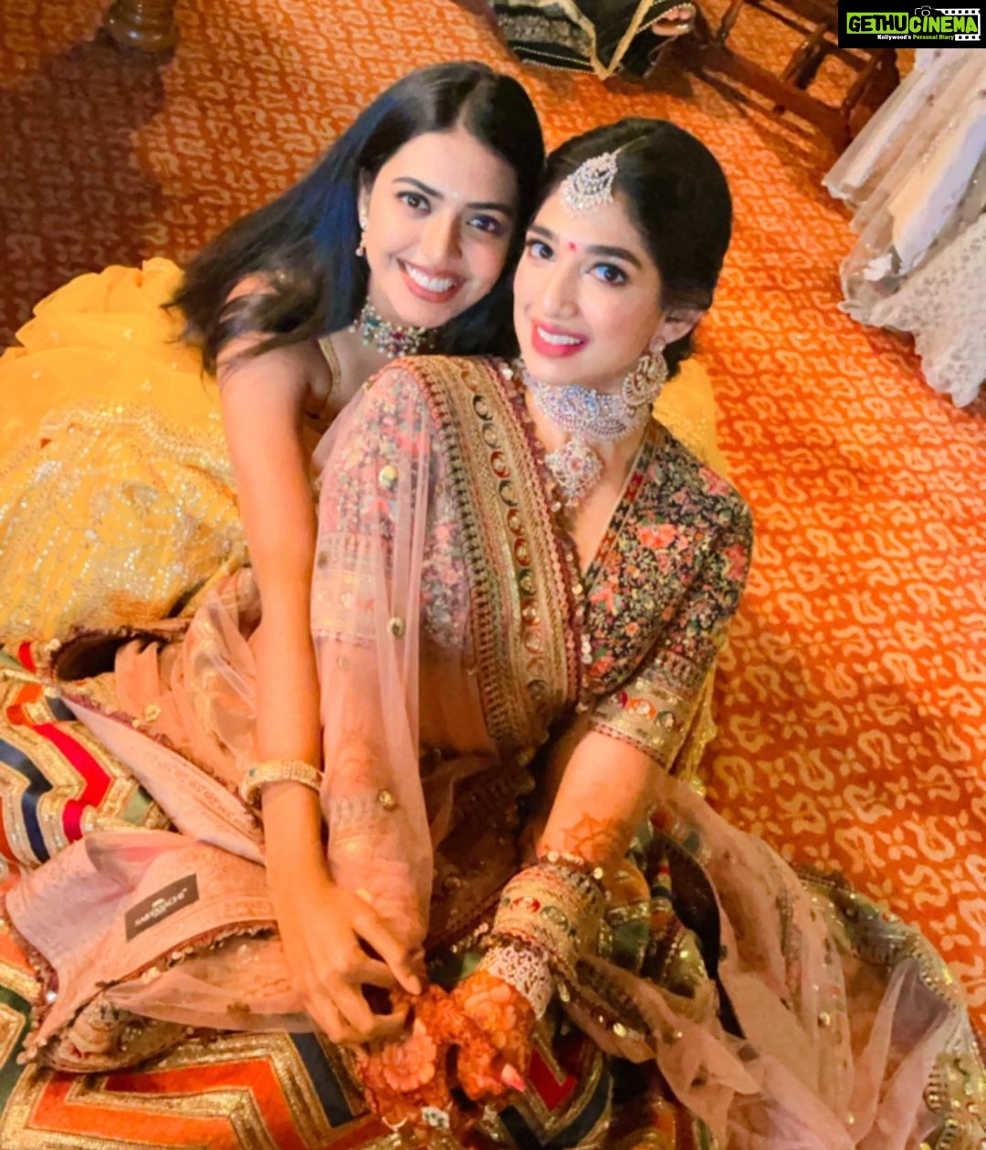 Shivani Rajashekar Instagram - Photo Dump from the #BigFatEngagement 😎🥂💃🏻 #Anuanvumanasa ❤️ #TeamBride #Bridesmaids #bffs #girlgang
