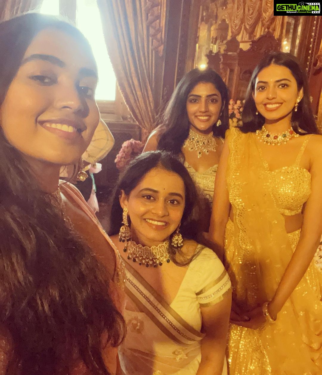 Shivani Rajashekar Instagram - Photo Dump from the #BigFatEngagement 😎🥂💃🏻 #Anuanvumanasa ❤️ #TeamBride #Bridesmaids #bffs #girlgang