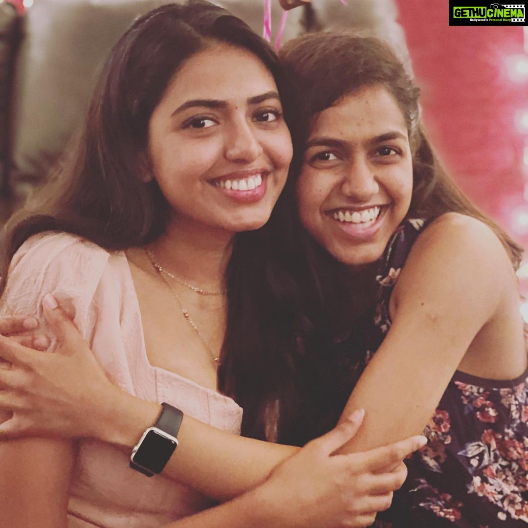 Shivani Rajashekar Instagram - My bujjukus 💞 #TBT #bday #allaboutmybirthday @sharaninarayanaofficial thank u so much for the yummy cake papa💕 Ps: I’m not there in the last pic cuz they were too busy clicking pics of their own 😏 I still love them though 😏💗😏