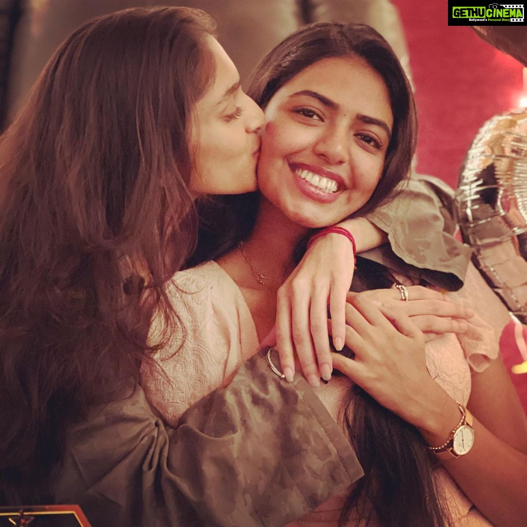 Shivani Rajashekar Instagram - My bujjukus 💞 #TBT #bday #allaboutmybirthday @sharaninarayanaofficial thank u so much for the yummy cake papa💕 Ps: I’m not there in the last pic cuz they were too busy clicking pics of their own 😏 I still love them though 😏💗😏