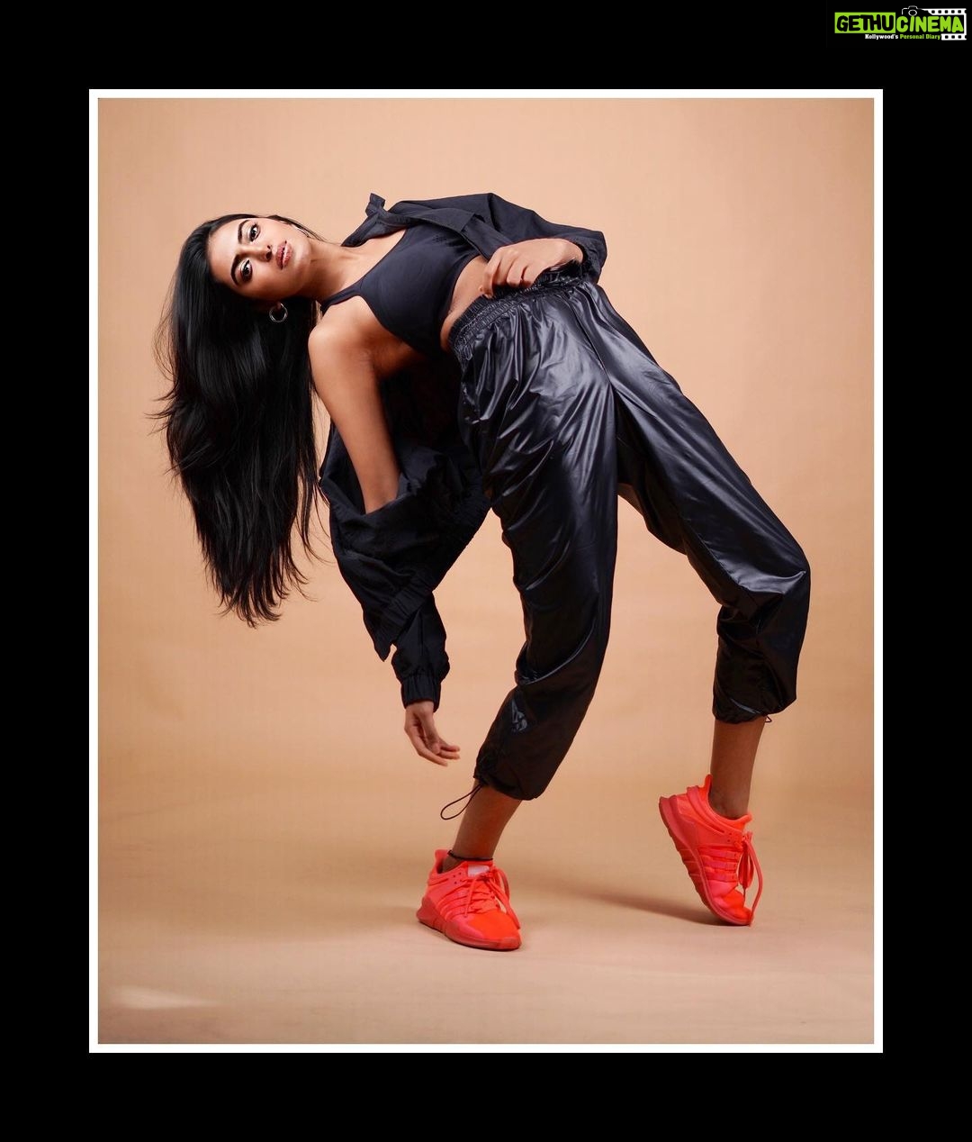Shivani Rajashekar Instagram - We WOMEN ARE #UNSTOPPABLE and also #FLEXIBLE 😉 Wishing all the #WonderWoman out there a very #HappyWomensday ❤️ #internationalwomensday Styling @lankasanthoshi 😘 Pc @dvs.photography