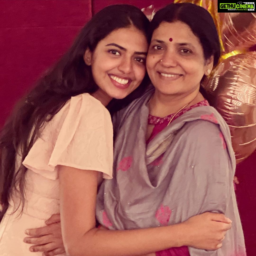 Shivani Rajashekar Instagram - Familiaaa 💞 #tbt #bday #allaboutmybirthday 🤓