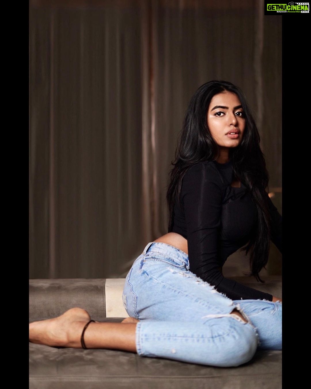 Shivani Rajashekar Instagram - 🖤🤍🖤 Pc @dvs.photography