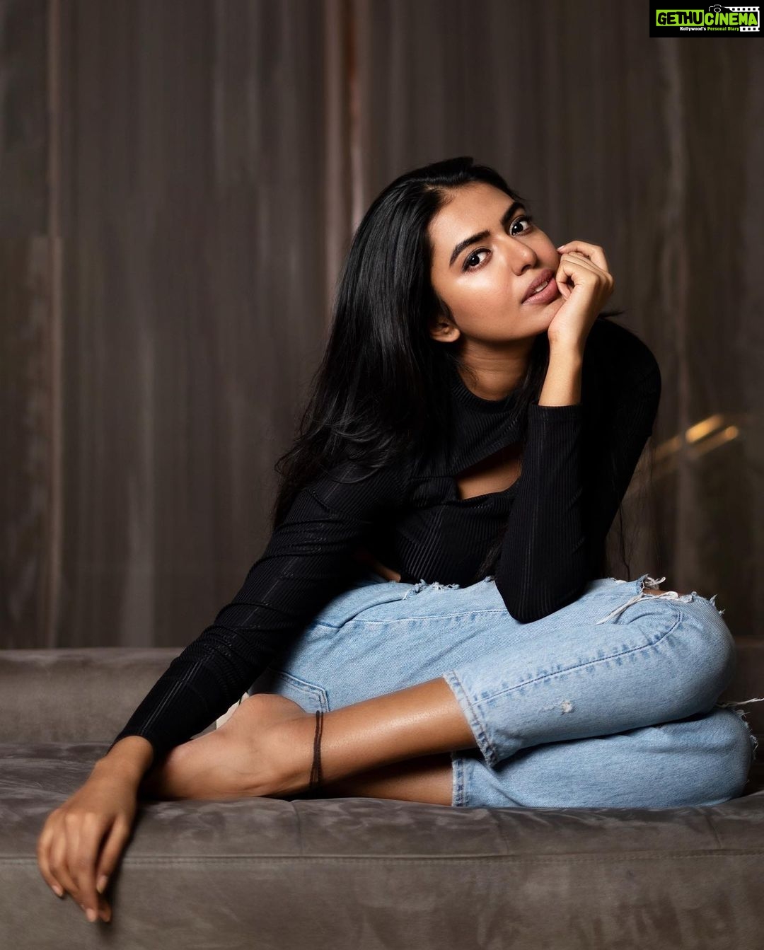 Shivani Rajashekar Instagram - 🖤🤍🖤 Pc @dvs.photography