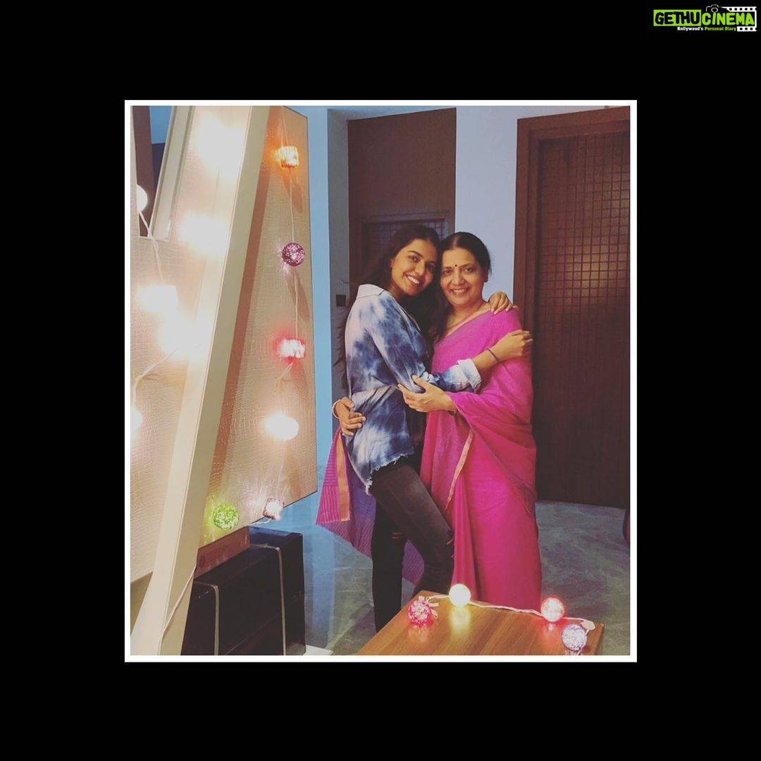 Shivani Rajashekar Instagram - #HappyBirthdayMyWorld @rajashekarjeevitha ❤️❤️❤️ #hbdjeevitharajasekhar #jeevitharajashekar #shivanirajasekhar #drrajashekar #shivathmikarajashekar