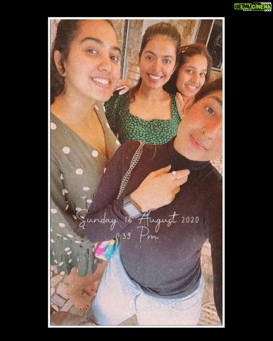 Shivani Rajashekar Instagram - I with My lovelies ππππ had some reallyyyy yummy Vegan food todayπ€π€€π To all my fellow vegans , go try the best burger ever and lots more @theweekendcafe__ π #plantbasedfood #saynotoanimalcruelty #veganism