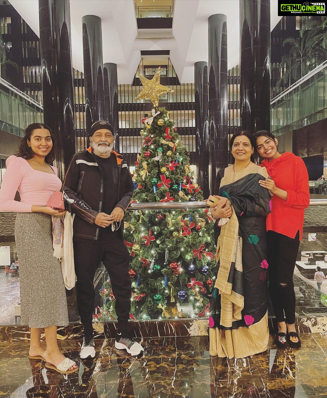 Shivani Rajashekar Instagram - #MerryChristmas people ❤️🥰🎄🦌🎅🏻