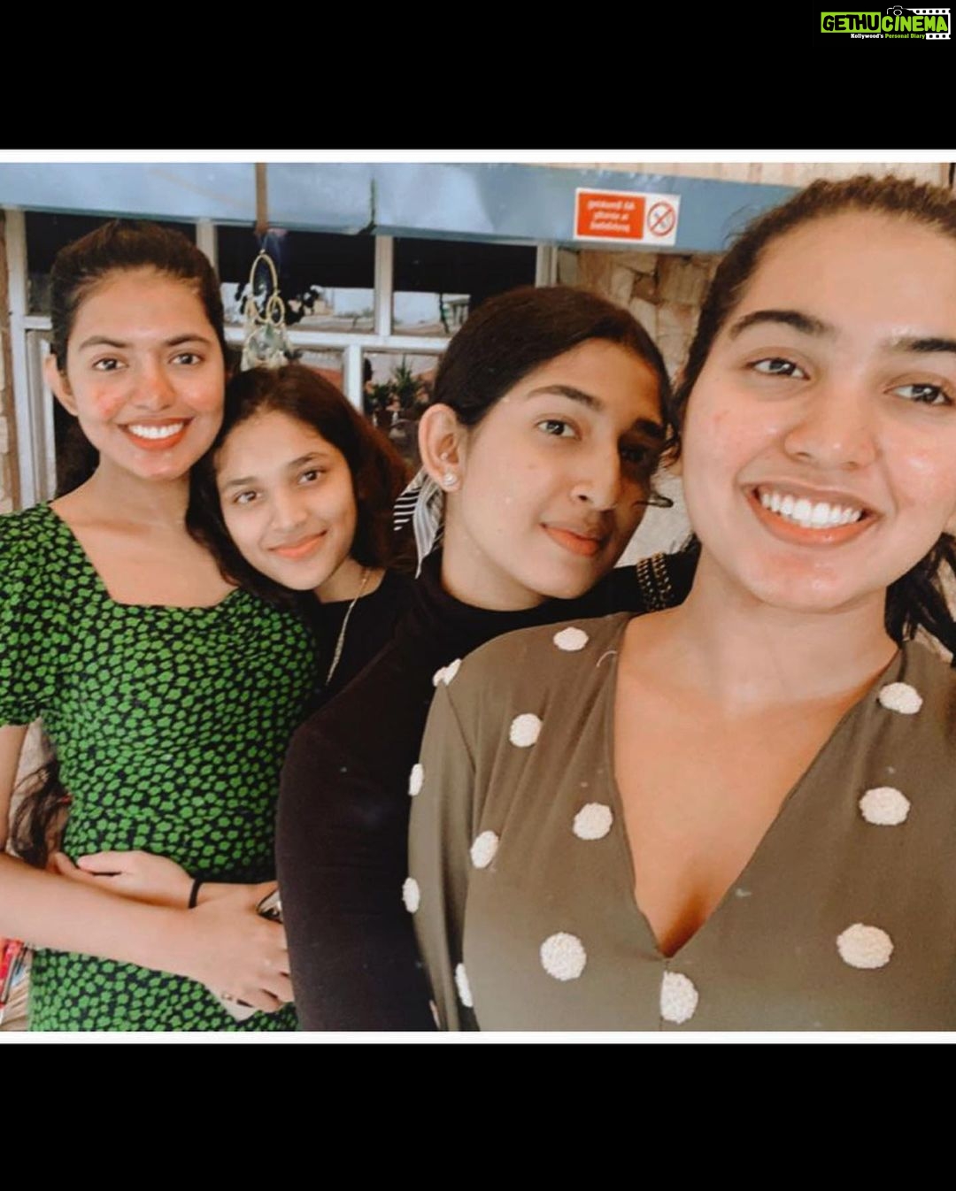 Shivani Rajashekar Instagram - I with My lovelies ππππ had some reallyyyy yummy Vegan food todayπ€π€€π To all my fellow vegans , go try the best burger ever and lots more @theweekendcafe__ π #plantbasedfood #saynotoanimalcruelty #veganism