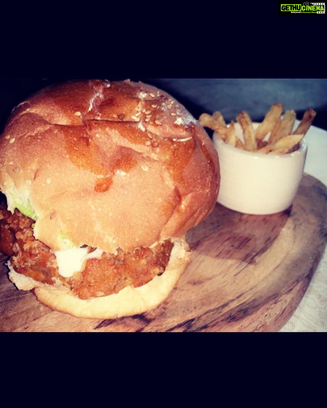Shivani Rajashekar Instagram - I with My lovelies ππππ had some reallyyyy yummy Vegan food todayπ€π€€π To all my fellow vegans , go try the best burger ever and lots more @theweekendcafe__ π #plantbasedfood #saynotoanimalcruelty #veganism
