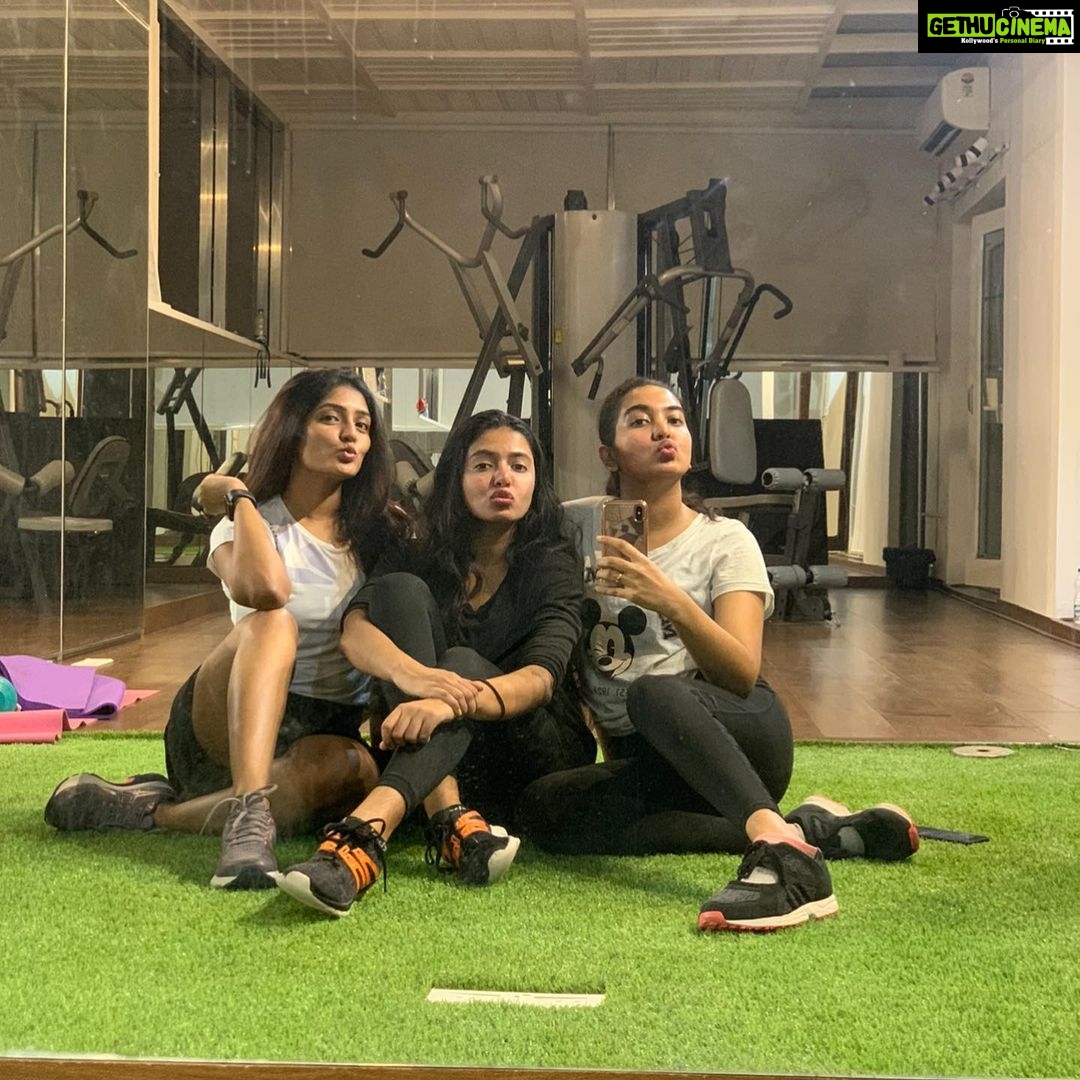 Shivani Rajashekar Instagram - Thanks for nominating me 🤗❤️🤗@kaavya.peddibhotla @manasat99 @shefalideora_ @yourseesha @shivathmikar Challenge Accepted! Strong women support eachother! Also train together💪 😋 #strongwomen #womenempowerment #blackandwhite