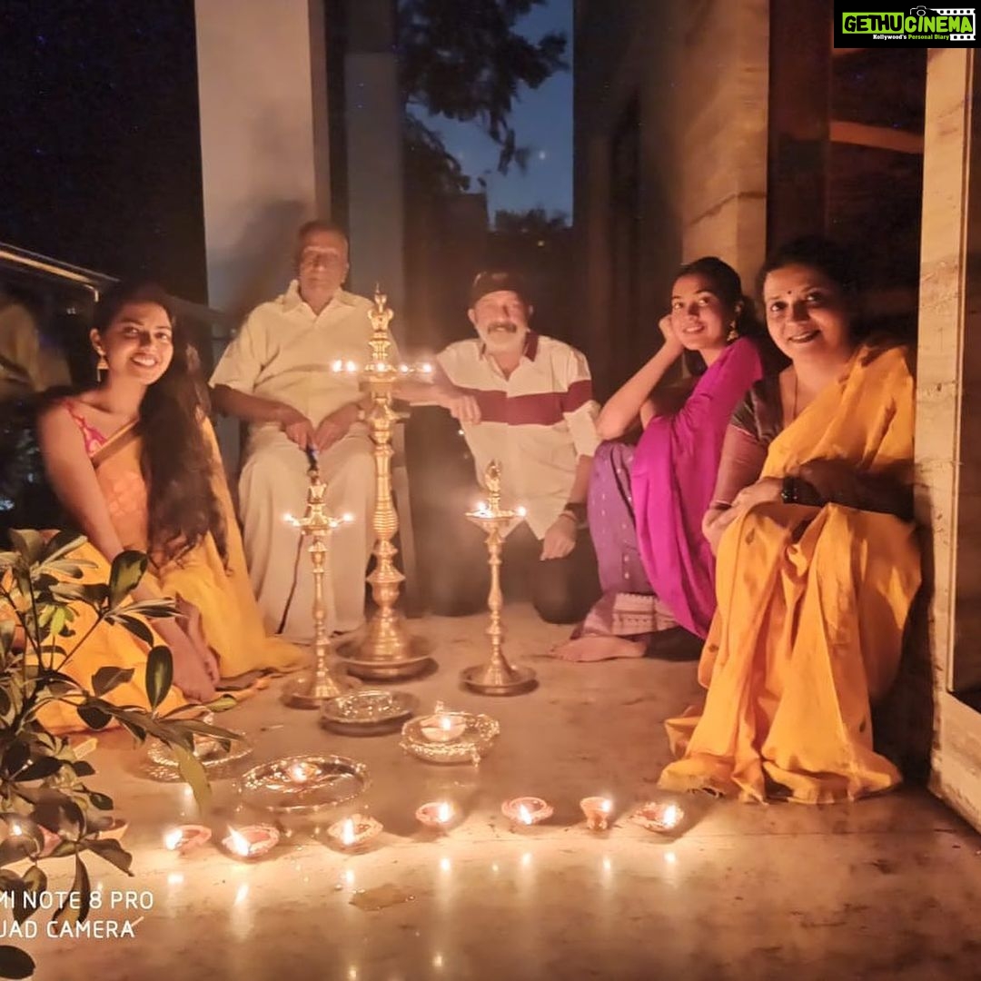 Shivani Rajashekar Instagram - 9 Diyas and 9 mins to pray,to hope and to wish for good health for everyone in the world 🙏 #LightForIndia #stayhomestaysafe #indiafightscorona