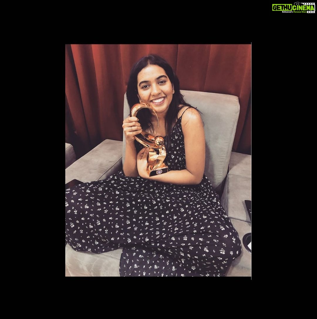Shivani Rajashekar Instagram - Na bujji bangaram Won Her First Award💋❤️😘 best debut female award 😬 so proud of u Shivathu kutty ❤️ Thanks @zeetelugu for appreciating @shivathmikar ‘s talent and Hardwork! #Dorasaani #BestDebutfemale #ZeeTeluguAwards #Shivathmika