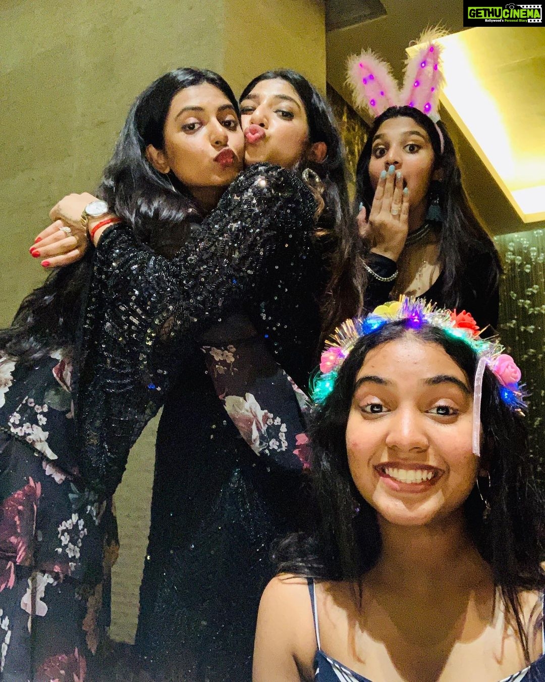 Shivani Rajashekar Instagram - ✨👯♀️👯♀️✨
