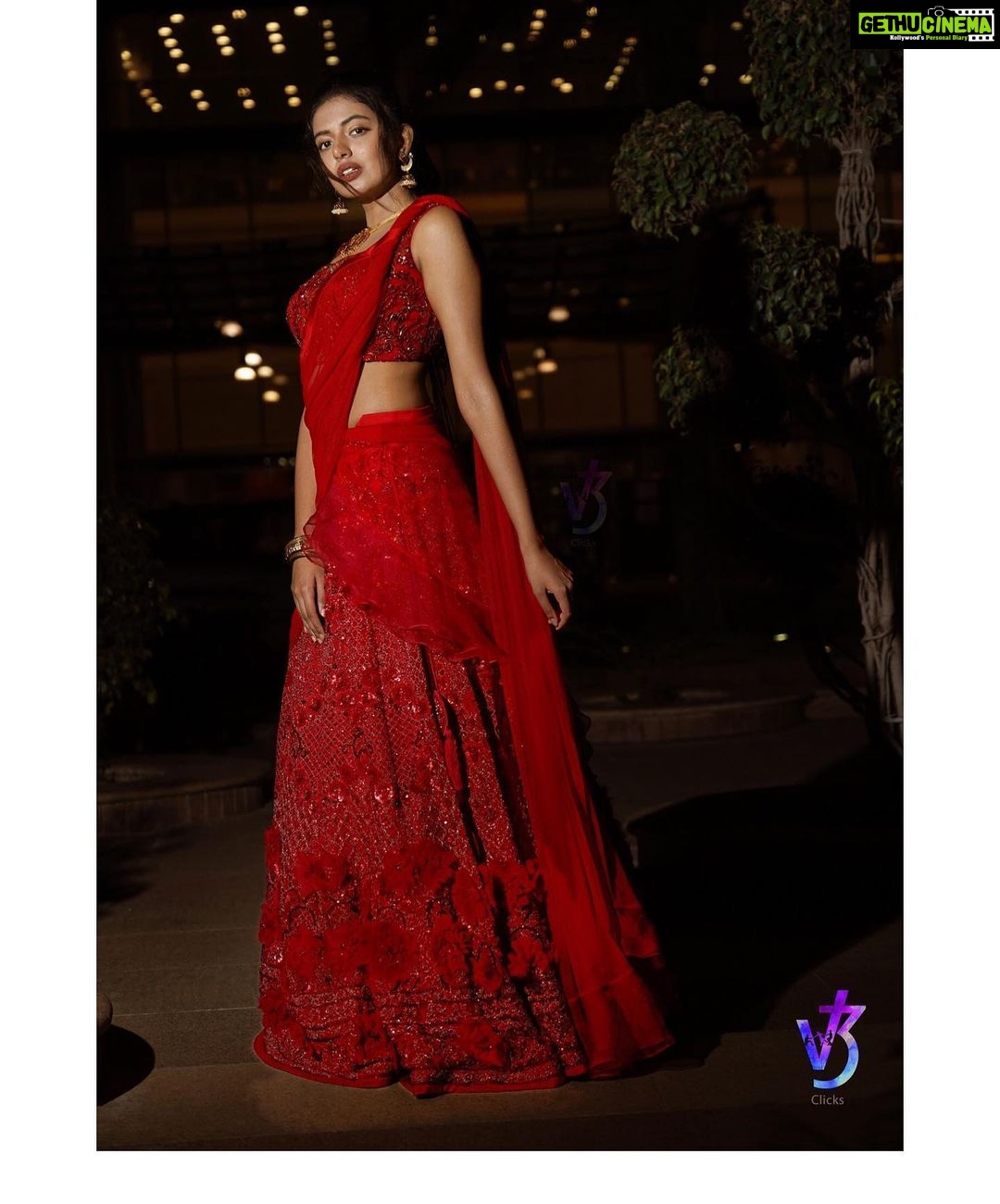 Shivani Rajashekar Instagram - Tbt #MaaPariwarAwards2019 #SanthoshamAwards2019 💫 Wearing my sweetheart’s @sashivangapalli masterpiece ❤️💋❤️ Dress courtesy- @sashivangapallicouture @mugdhaartstudio Jewellery- @orafojewels ❤️ Pc- @v3clicks