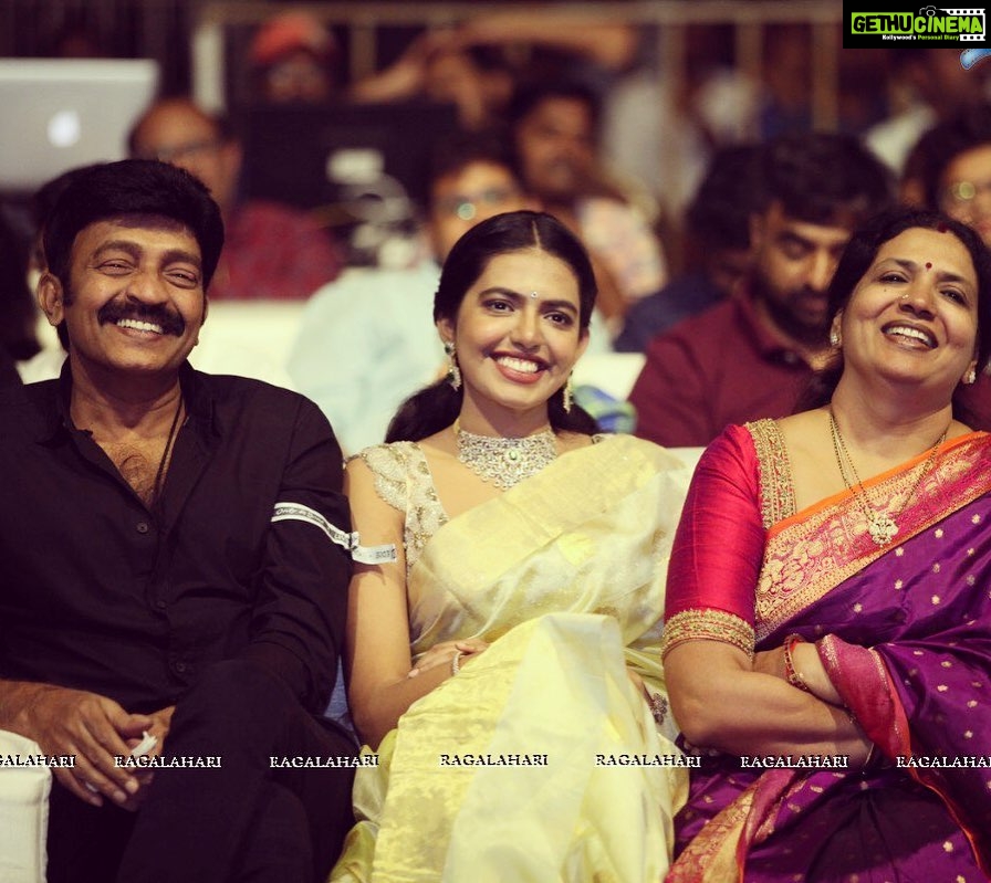 Shivani Rajashekar Instagram - Happy happy #HappiestAnniversary to my bujji bangarams ❤️ No DISTI PLEASE 🙏