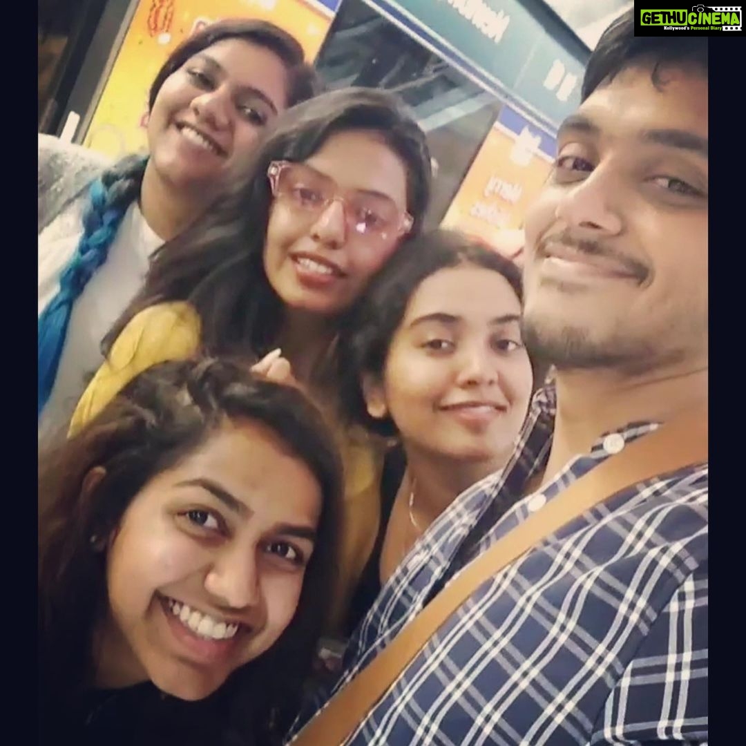 Shivani Rajashekar Instagram - Day 1 Singapore Roads...we Walked ,talked, explored the city..ate a lot too...mm not really..(nothing much for vegetarians ,Shivat and I 🙆♀️)..no we ate a lot of ice creams actually 🤷🏻♀️ #singapore2019 #thecousinstrip😎🙆♀️