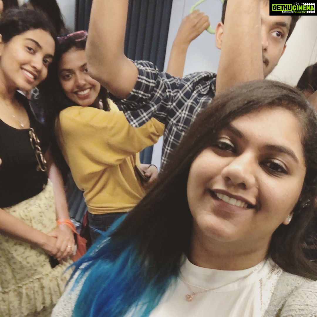 Shivani Rajashekar Instagram - Day 1 Singapore Roads...we Walked ,talked, explored the city..ate a lot too...mm not really..(nothing much for vegetarians ,Shivat and I 🙆♀️)..no we ate a lot of ice creams actually 🤷🏻♀️ #singapore2019 #thecousinstrip😎🙆♀️