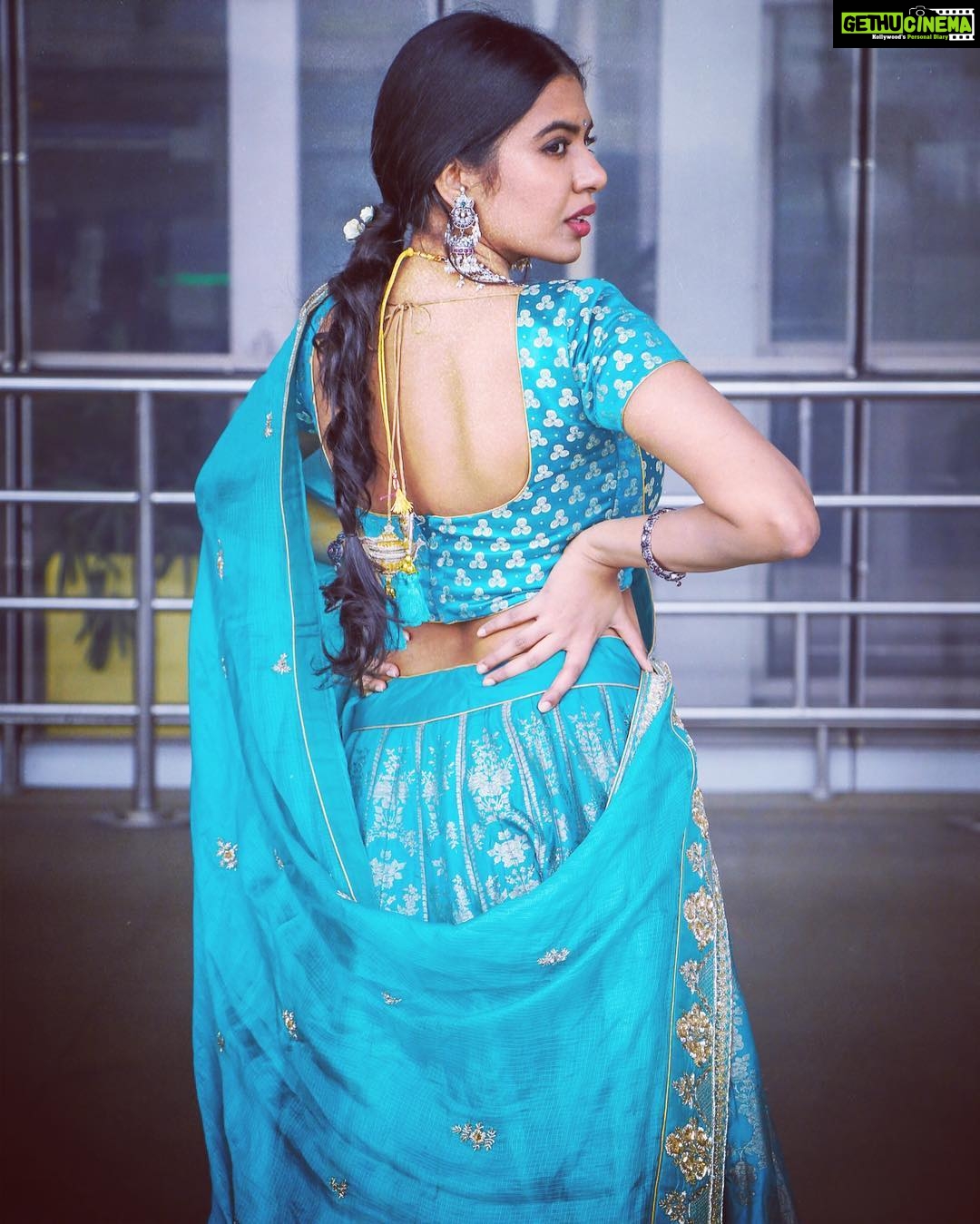 Shivani Rajashekar Instagram - 🦋🦋🦋 Loved the fitting of the blouse and the back of it @sailesh_singhania ❤️ Wearing @sailesh_singhania Jewellery @orafojewels Hair and makeup @salomirdiamond Styled by @shefalideora_