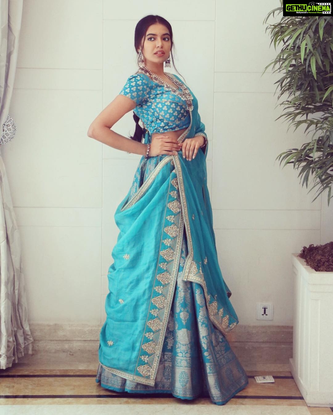 Shivani Rajashekar Instagram - 🦋🦋🦋 Wearing @sailesh_singhania Hair and makeup @salomirdiamond Jewellery @orafojewels Styled by Love @shefalideora_