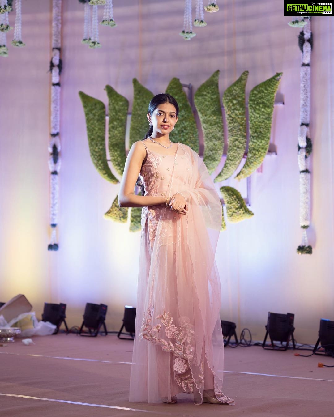 Shivani Rajashekar Instagram - Tbt family wedding diaries Wearing @taavareclothing Styled by @shefalideora_ @sandhya__sabbavarapu Pc @epics_by_avinash