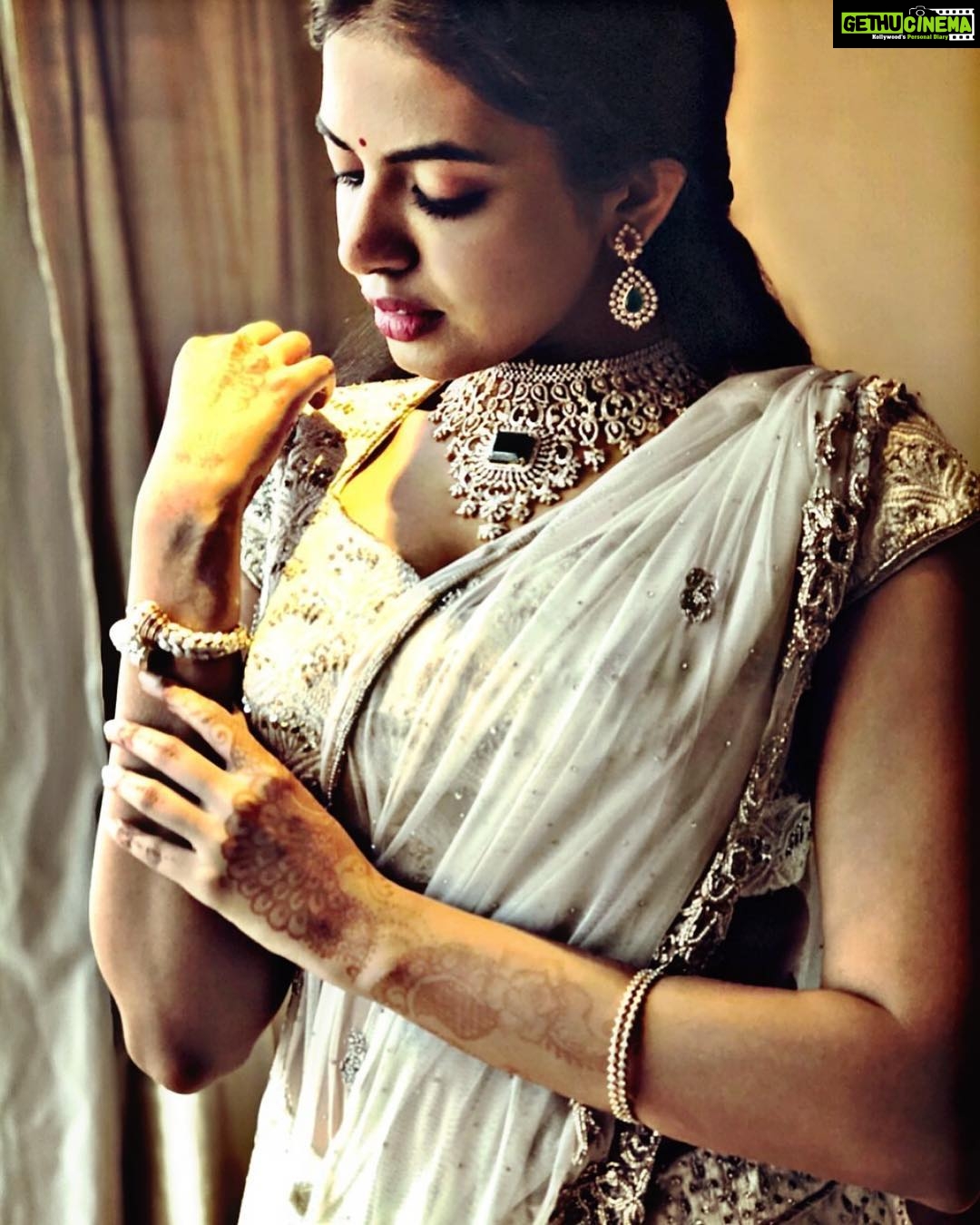 Shivani Rajashekar Instagram - Closer look .. Wearing @sashivangapallicouture @mugdhaartstudio Jewellery @psatyanarayansons Pc- @esshithaguna ❤️