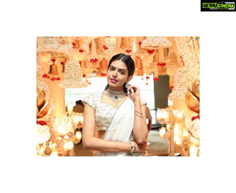Shivani Rajashekar Instagram - #Familywedding Wearing @sashivangapallicouture @mugdhaartstudio Jewellery @psatyanarayansons Pc @ragalahari