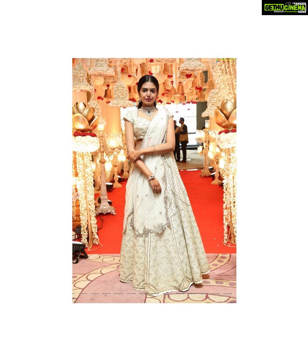 Shivani Rajashekar Instagram - #Familywedding Wearing @sashivangapallicouture @mugdhaartstudio Jewellery @psatyanarayansons Pc @ragalahari