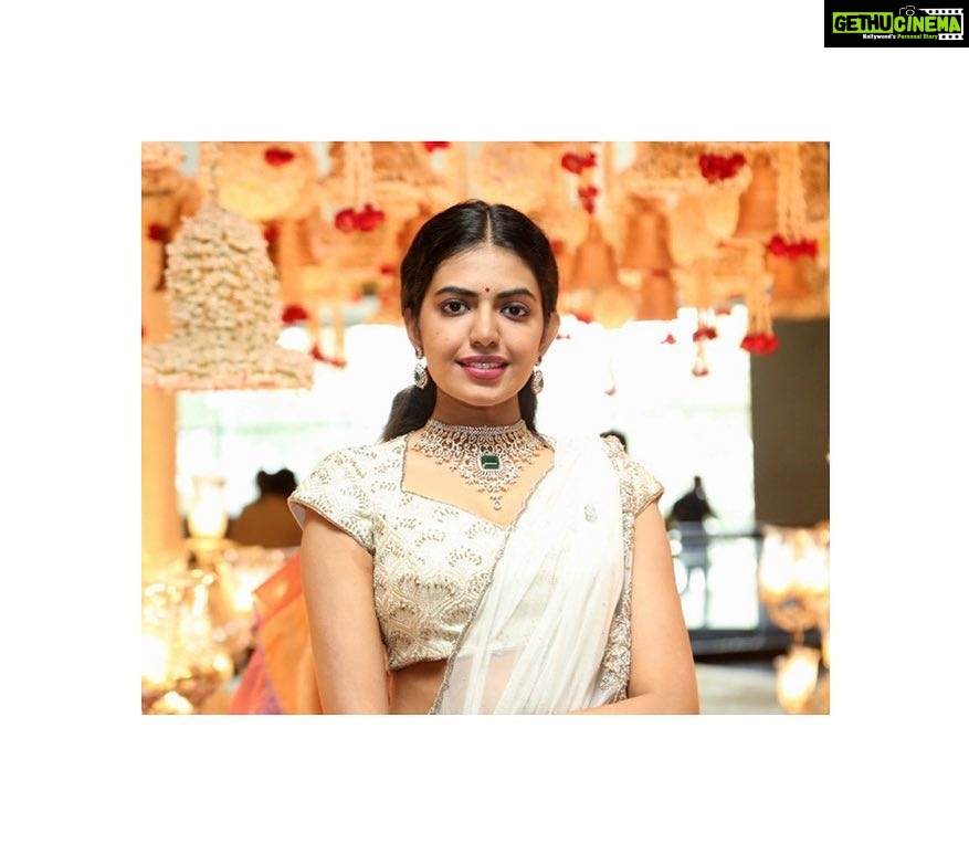 Shivani Rajashekar Instagram - Tbt #thebigfatindianwedding #familywedding Wearing- @sashivangapallicouture @mugdhaartstudio Jewellery- @psatyanarayansons Pc - @ragalahari