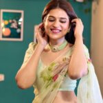Shraddha Das Instagram - Desi girl 🦋 🎥 : @snehzala Styling : @artbyavnee , @thewandermannequin Designer: @paaprikastore @reach.swetha PR: @manalirawat Jewellery: @blingvine Hair : @artist_alka Location courtesy : @mumbaicoworking Edit : @starframesofficial #saree #sareereels #vintage #reelsinstagram #shraddhadas Mumbai Coworking