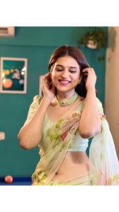 Shraddha Das Instagram - Desi girl 🦋 🎥 : @snehzala Styling : @artbyavnee , @thewandermannequin Designer: @paaprikastore @reach.swetha PR: @manalirawat Jewellery: @blingvine Hair : @artist_alka Location courtesy : @mumbaicoworking Edit : @starframesofficial #saree #sareereels #vintage #reelsinstagram #shraddhadas Mumbai Coworking