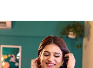 Shraddha Das Instagram - Desi girl 🦋 🎥 : @snehzala Styling : @artbyavnee , @thewandermannequin Designer: @paaprikastore @reach.swetha PR: @manalirawat Jewellery: @blingvine Hair : @artist_alka Location courtesy : @mumbaicoworking Edit : @starframesofficial #saree #sareereels #vintage #reelsinstagram #shraddhadas Mumbai Coworking