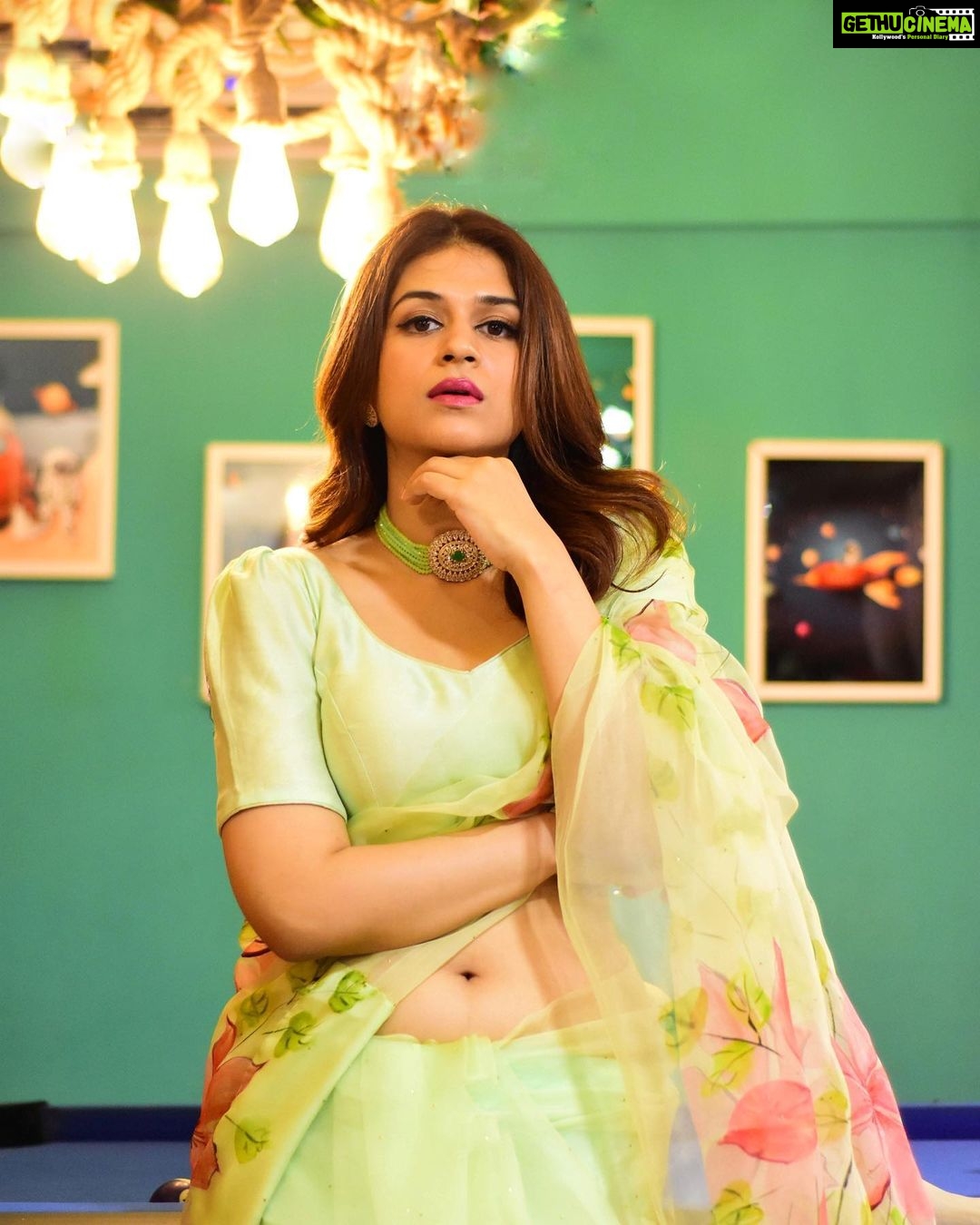 Shraddha Das Instagram - Designer: @paaprikastore @reach.swetha PR: @manalirawat Jewellery: @blingvine Styling : @artbyavnee , @thewandermannequin Hair : @artist_alka Location courtesy : @mumbaicoworking ๐ธ @snehzala #saree #floral #vintage #shraddhadas Mumbai Coworking