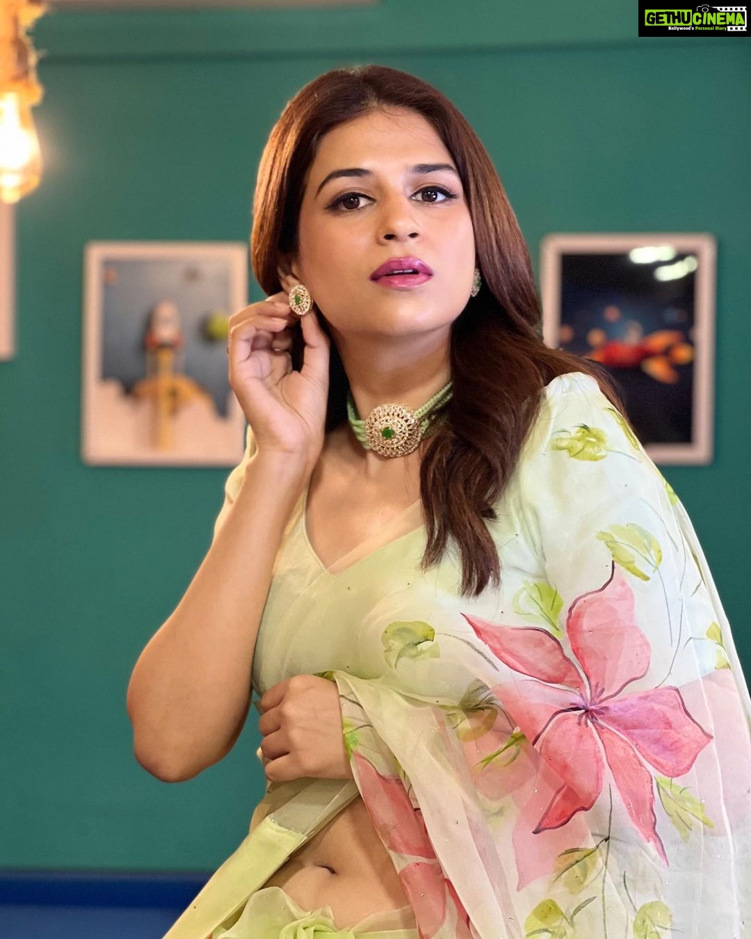 Shraddha Das Instagram - Designer: @paaprikastore @reach.swetha PR: @manalirawat Jewellery: @blingvine Styling : @artbyavnee , @thewandermannequin Hair : @artist_alka Location courtesy : @mumbaicoworking ๐ธ @snehzala #saree #floral #vintage #shraddhadas Mumbai Coworking