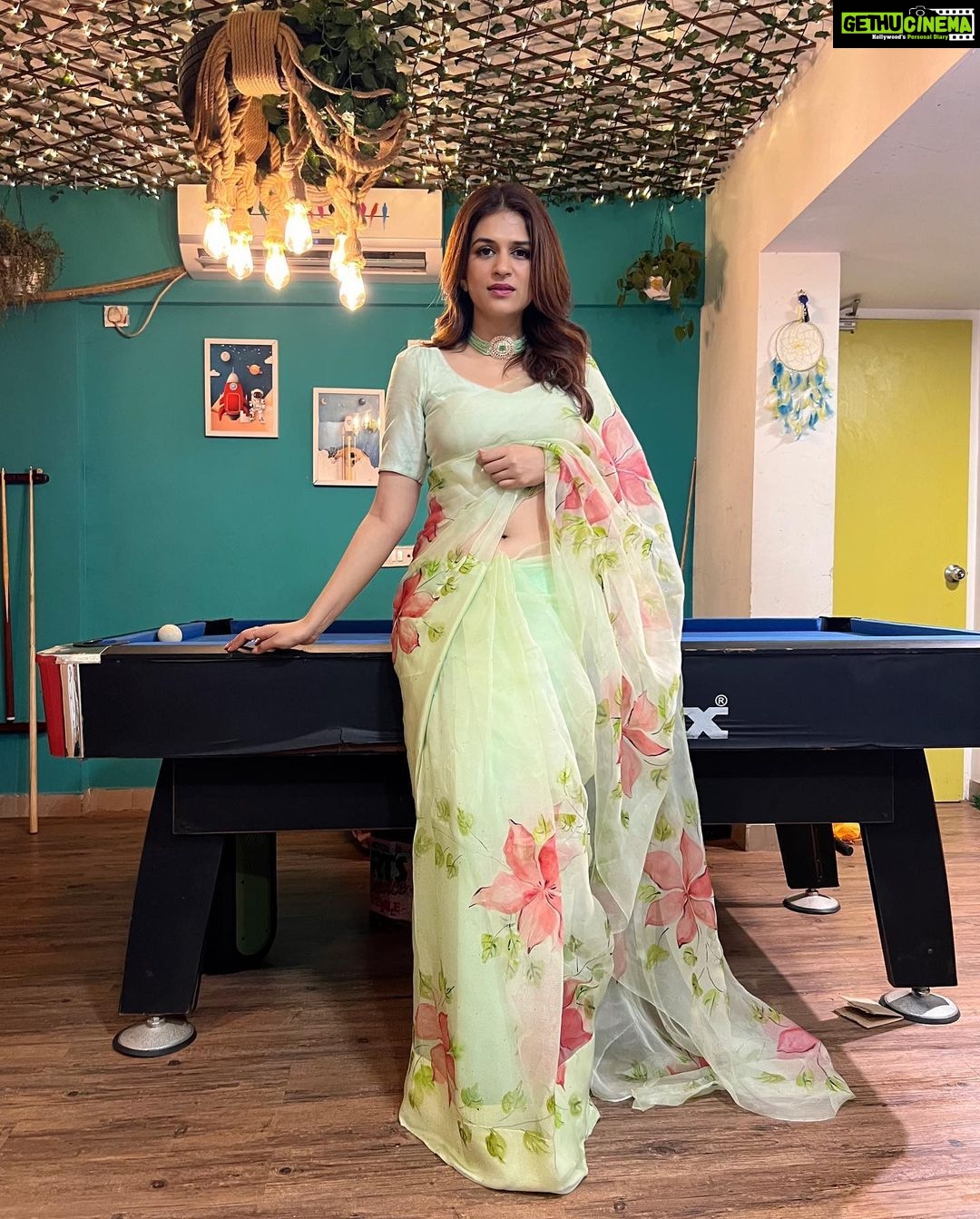 Shraddha Das Instagram - Designer: @paaprikastore @reach.swetha PR: @manalirawat Jewellery: @blingvine Styling : @artbyavnee , @thewandermannequin Hair : @artist_alka Location courtesy : @mumbaicoworking ๐ธ @snehzala #saree #floral #vintage #shraddhadas Mumbai Coworking