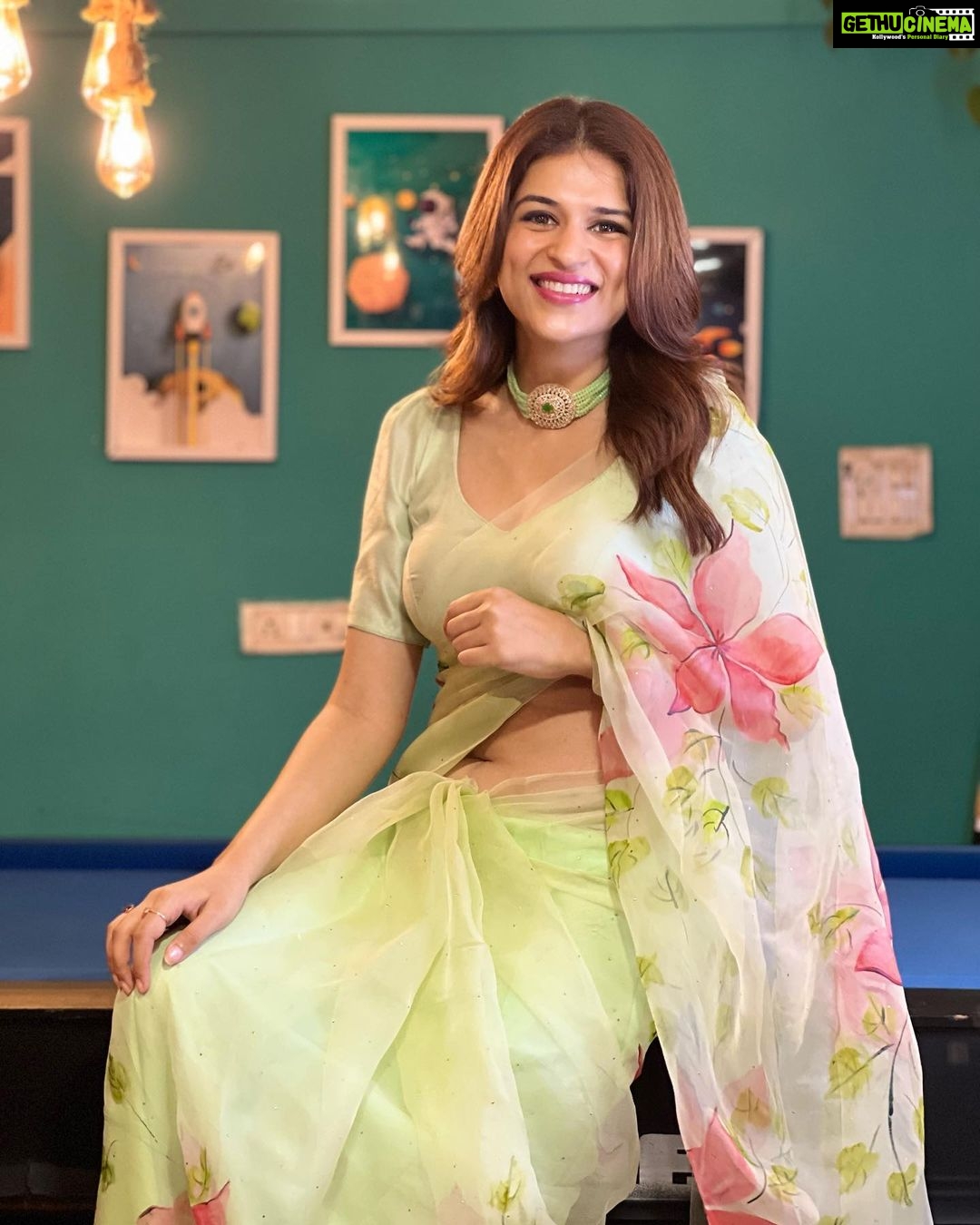 Shraddha Das Instagram - Designer: @paaprikastore @reach.swetha PR: @manalirawat Jewellery: @blingvine Styling : @artbyavnee , @thewandermannequin Hair : @artist_alka Location courtesy : @mumbaicoworking ๐ธ @snehzala #saree #floral #vintage #shraddhadas Mumbai Coworking