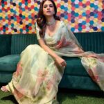Shraddha Das Instagram - Designer: @paaprikastore @reach.swetha PR: @manalirawat Jewellery: @blingvine Styling : @artbyavnee , @thewandermannequin Hair : @artist_alka Location courtesy : @mumbaicoworking 📸 @snehzala #saree #floral #vintage #shraddhadas Mumbai Coworking