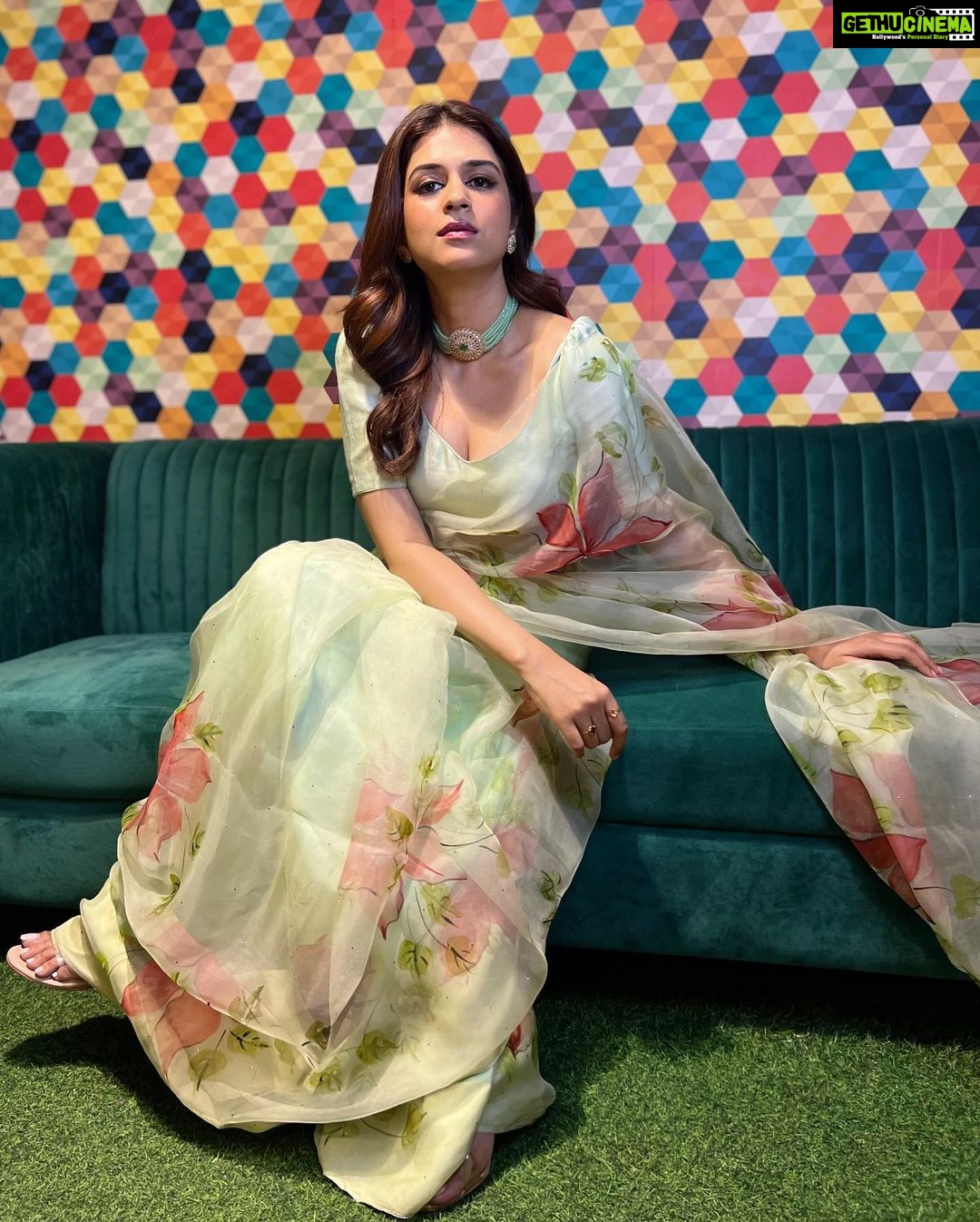 Shraddha Das Instagram - Designer: @paaprikastore @reach.swetha PR: @manalirawat Jewellery: @blingvine Styling : @artbyavnee , @thewandermannequin Hair : @artist_alka Location courtesy : @mumbaicoworking ๐ธ @snehzala #saree #floral #vintage #shraddhadas Mumbai Coworking