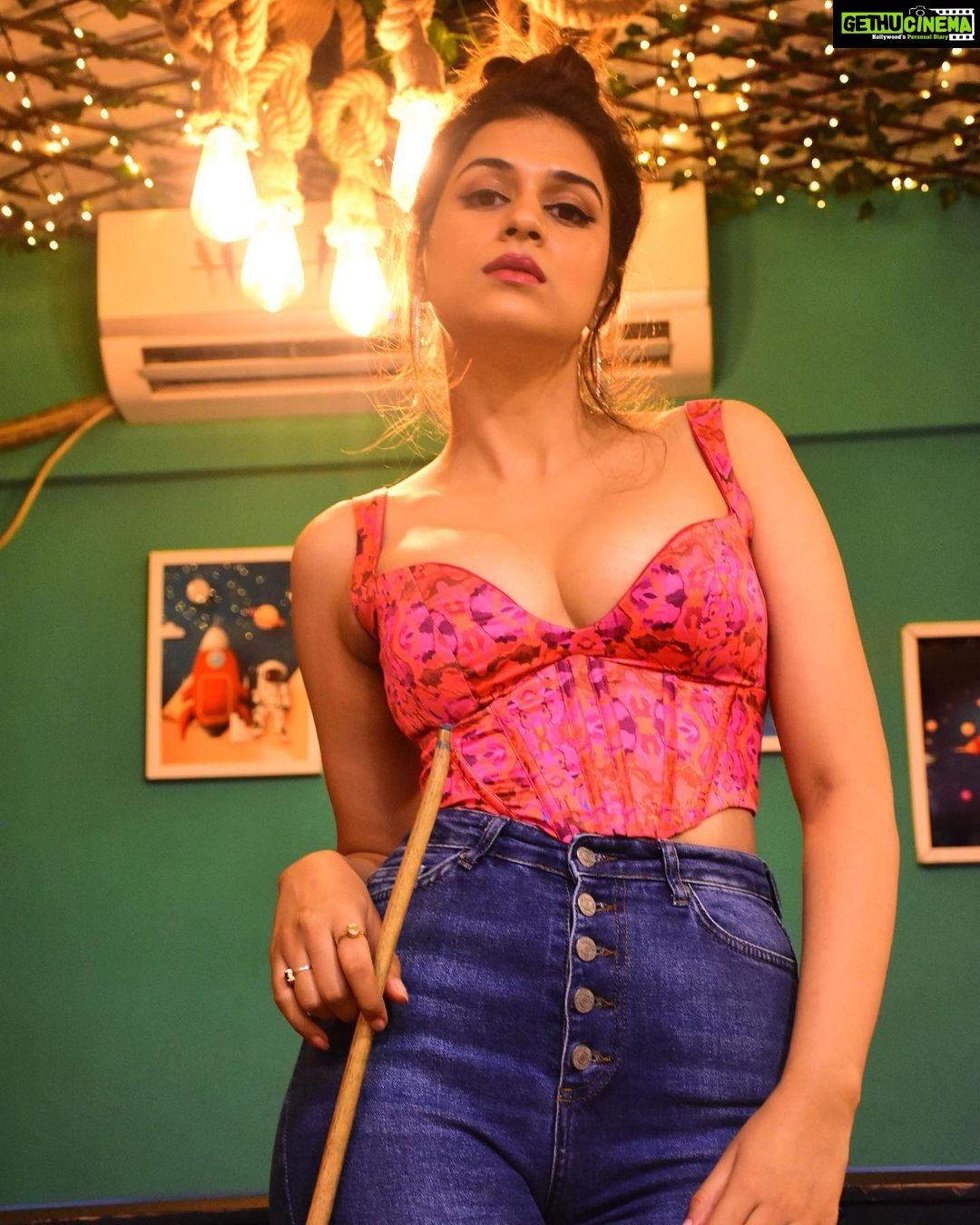 Shraddha Das Instagram - Be the exception🎱🙃 Corset top: @thesaikostudio Styling : @artbyavnee Jewellery : @blingvine Hair : @artist_alka 📹 @snehzala Location : @mumbaicoworking #corset #topknots #shraddhadas Mumbai Coworking