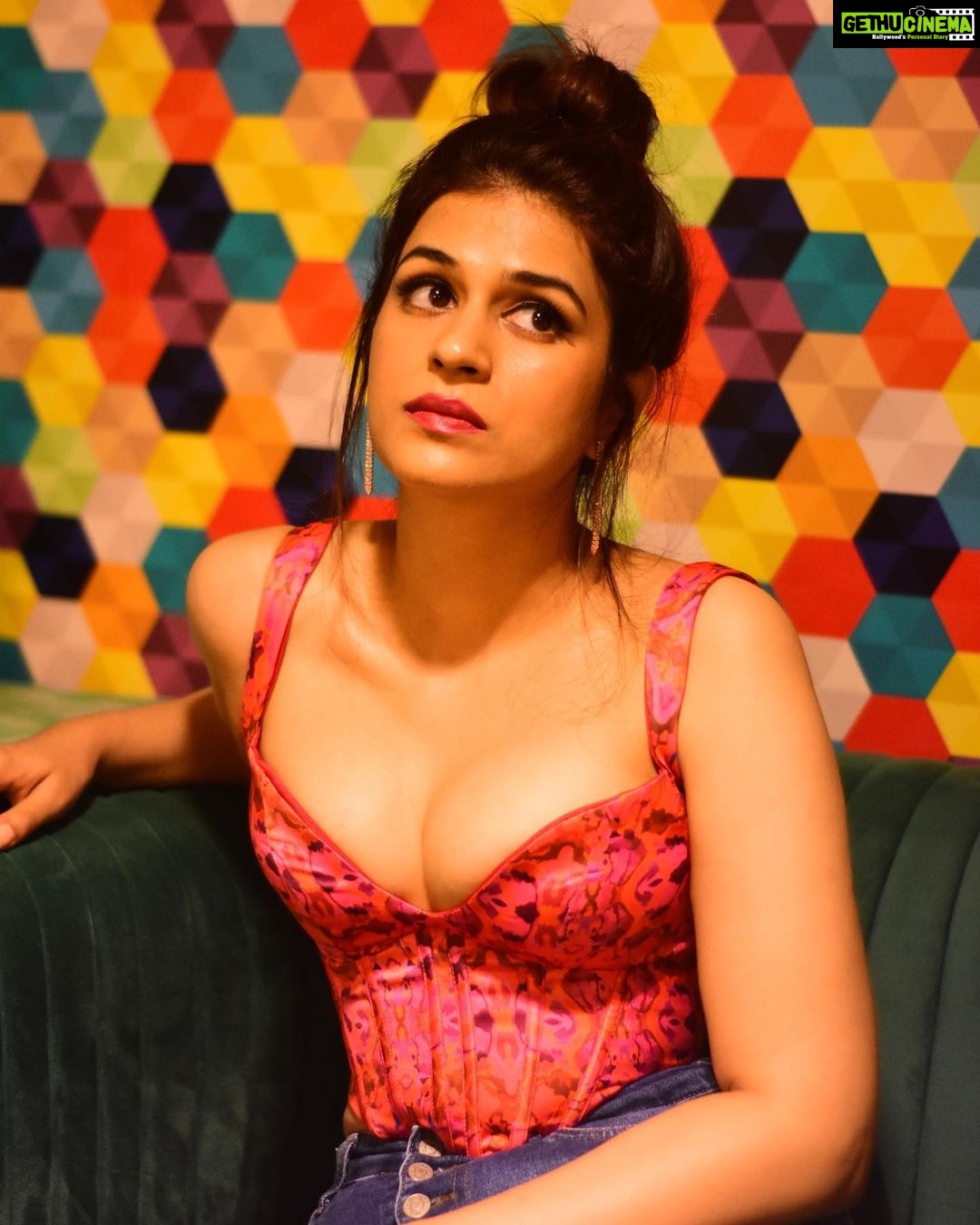 Shraddha Das Instagram - Be the exception🎱🙃 Corset top: @thesaikostudio Styling : @artbyavnee Jewellery : @blingvine Hair : @artist_alka 📹 @snehzala Location : @mumbaicoworking #corset #topknots #shraddhadas Mumbai Coworking