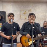 Shraddha Das Instagram - Thank you @varnamtheband for singing all my favourite Telugu songs that I have heard on repeat over the years! This was the best surprise @krishnatejah (guruji😜) ever! This gave me goosebumps,you guys are so talented and brilliant! Smiled all through! Waiting to hear you guys in person 🥳🤩 @saikrishna_drummer @sai_deva_harsha_ @prateeknaganatham @vinaysasidharm @vashnijason #endukoemo #neeyadalonaaku #samajavaragamana #kalavathi #telugusongs